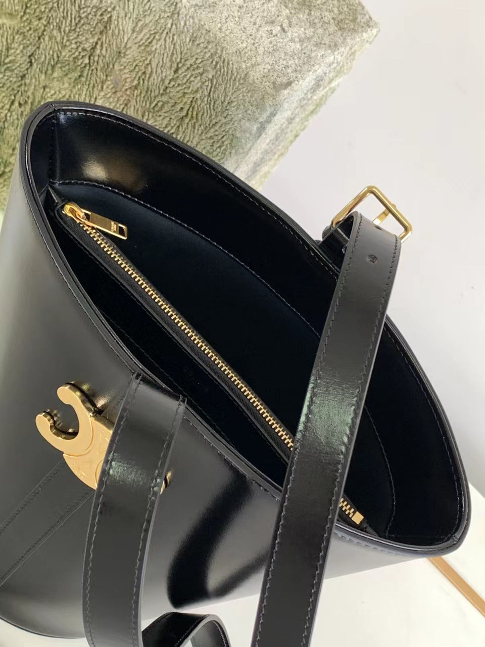 BUCKET TRIOMPHE 25 BLACK CALFSKIN BAG
