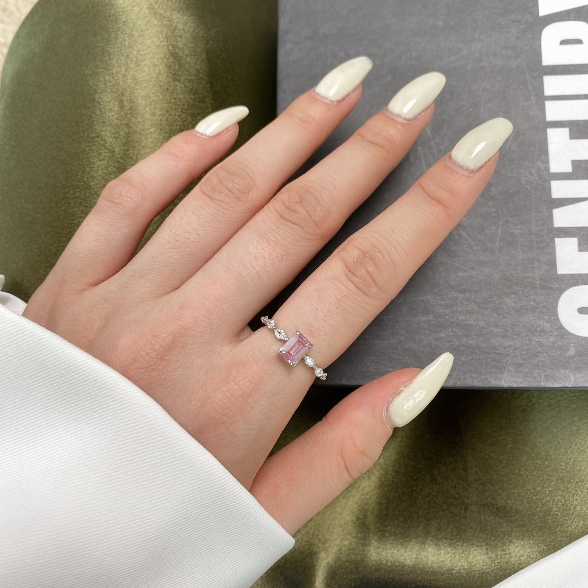 [AURORA]1.0 Carat Dainty Resplendent Radiant Cut Daily Ring