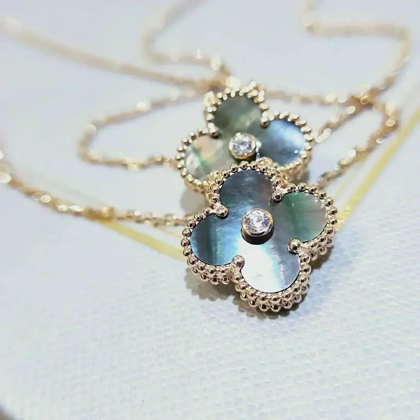 [AURORA]CLOVER 15MM DIAMOND AND MOTHER-OF-GREY NECKLACE