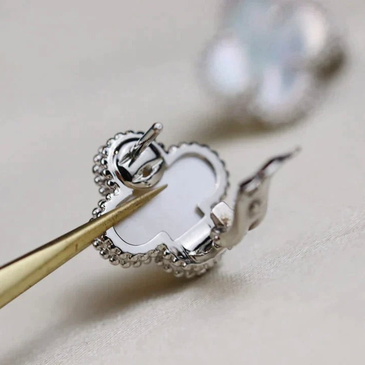 [AURORA]CLOVER MEDIUM 1 MOTIFS  WHITE MOP EARRINGS SILVER