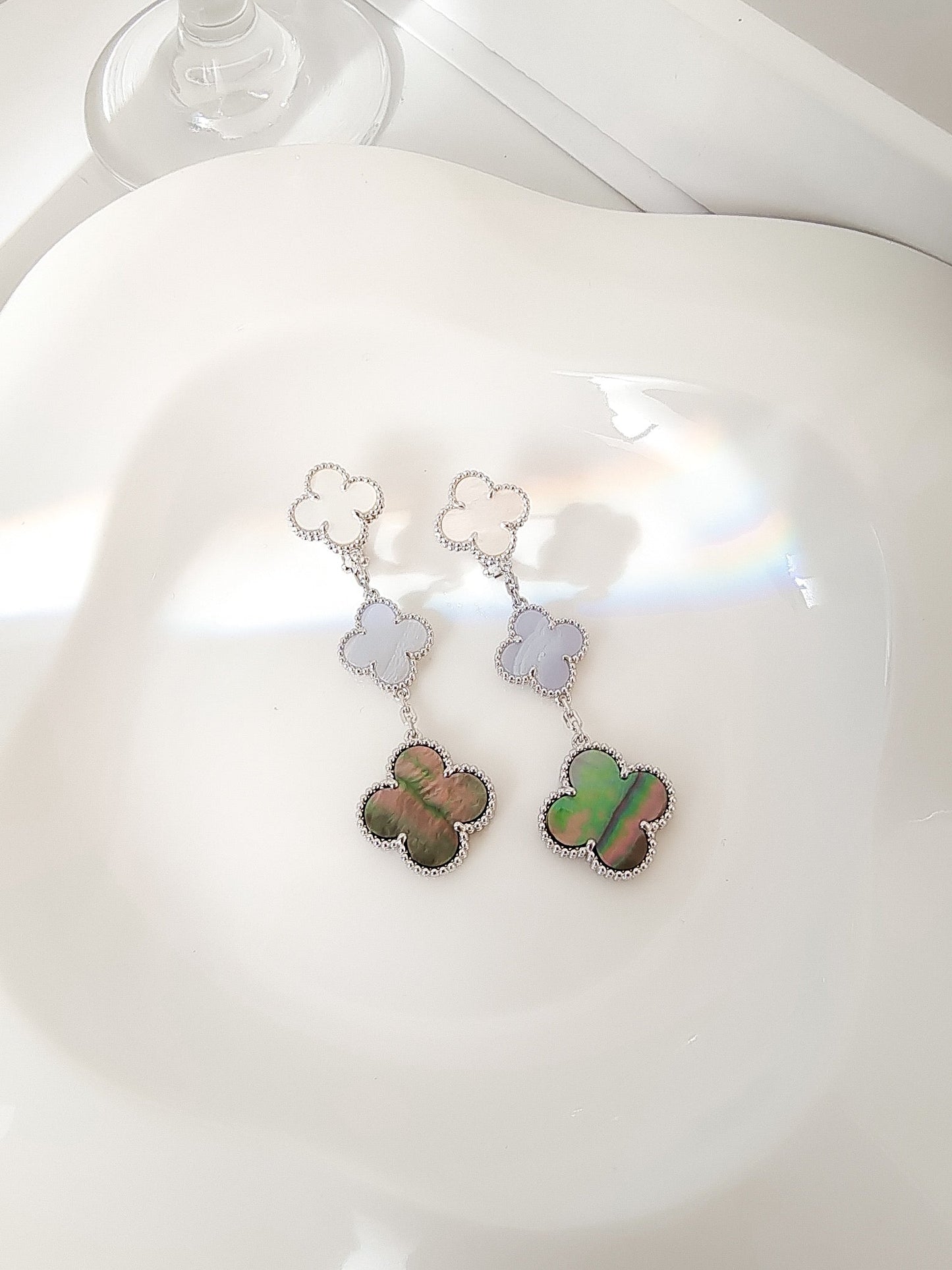[basloveJW]CLOVER 3 MOTIVE CHALCEDON DUNKEL MOP SILBER OHRRINGE