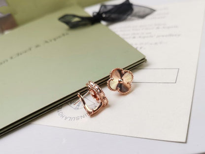 [AURORA]CLOVER MEDIUM STUD EARRINGS