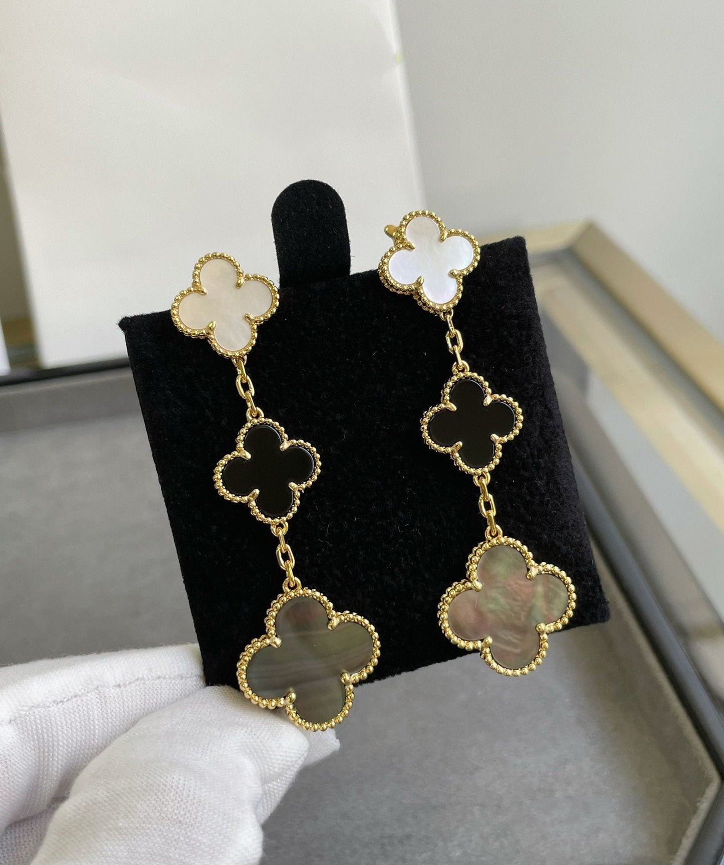[AURORA]CLOVER 3 MOTIF MOP ONYX DARK MOP PINK GOLD EARRINGS