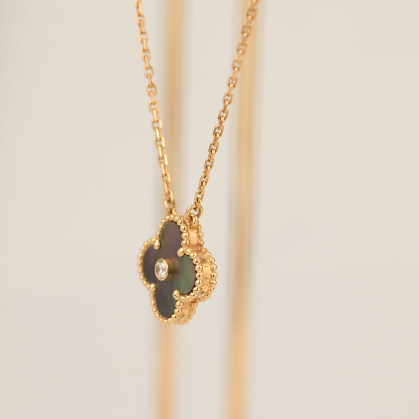 [AURORA]CLOVER 15MM DIAMOND AND MOTHER-OF-GREY NECKLACE