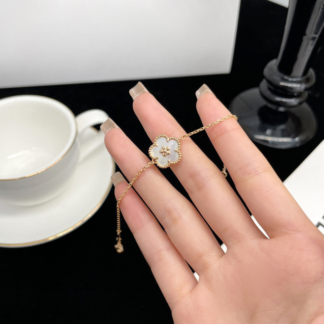 [AURORA]LUCKY WHITE MOP PLUM BLOSSOM  BRACELET