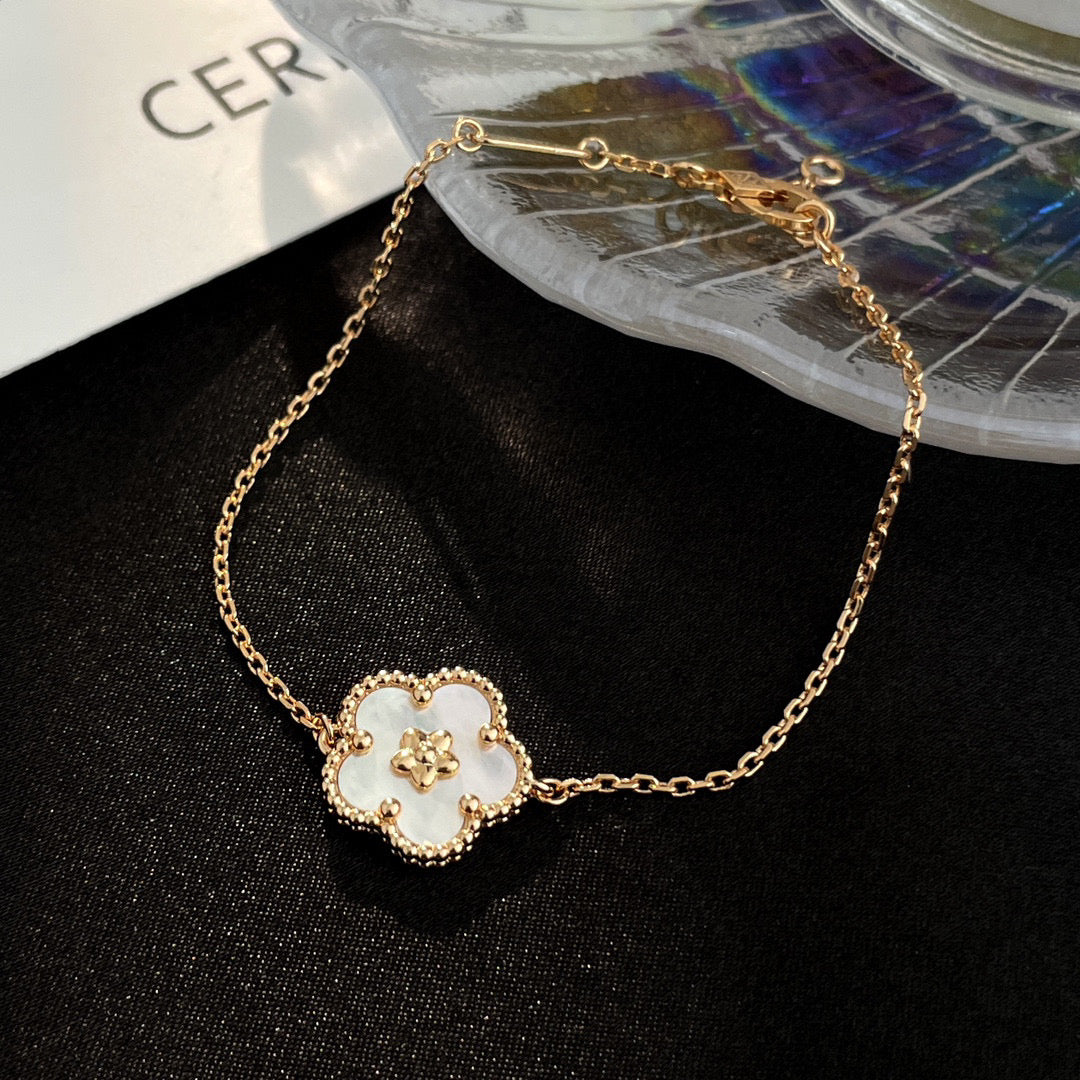 [AURORA]LUCKY WHITE MOP PLUM BLOSSOM  BRACELET