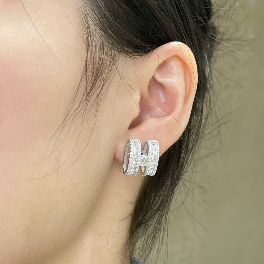 [AURORA]H STUD EARRINGS WITH SILVER DIAMONDS
