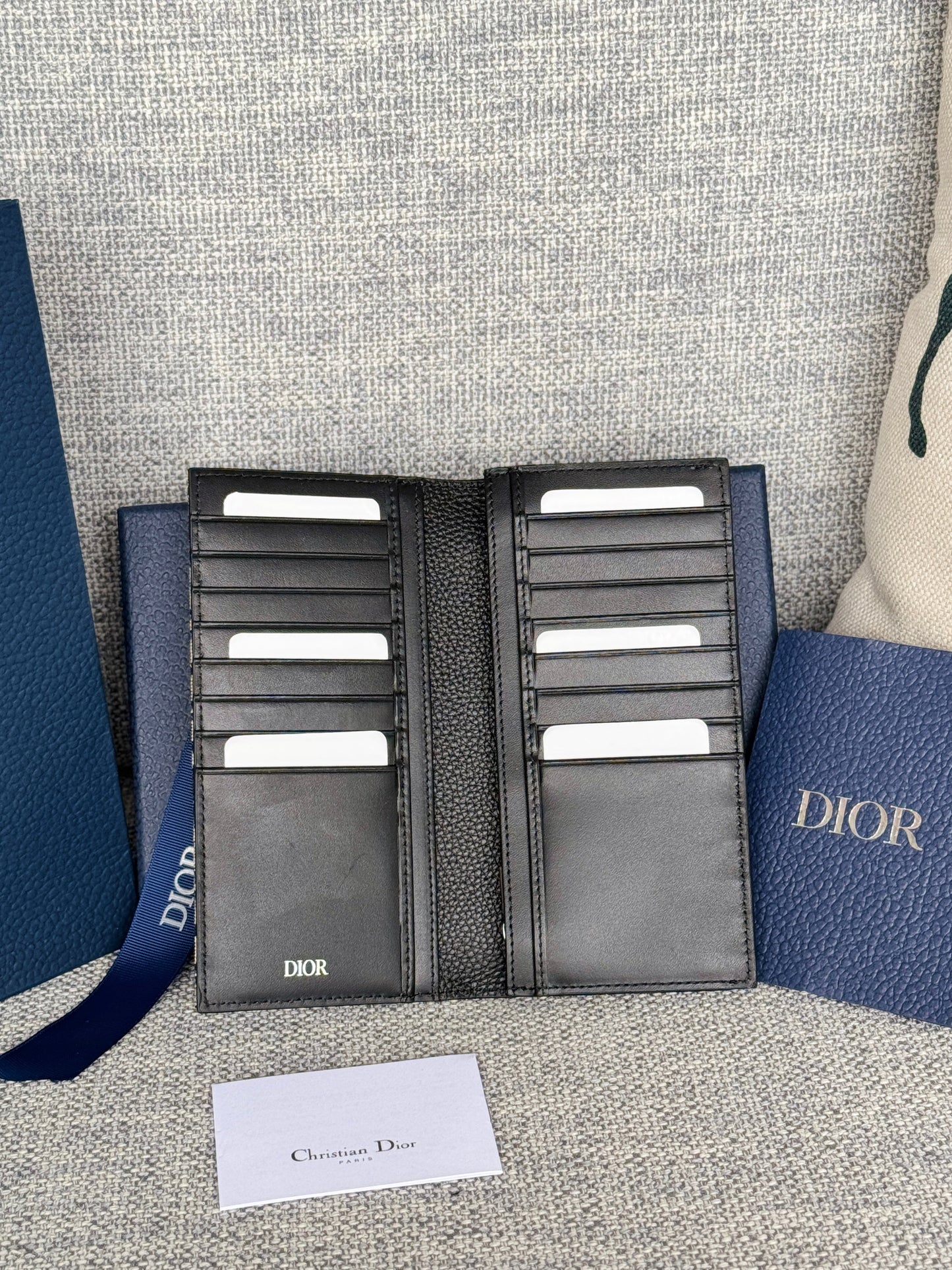 VERTICAL BIFOLD WALLET 19 IN BLACK GRAINED CALFSKIN MIX BLUE MONOGRAM OBLIQUE JACQUARD