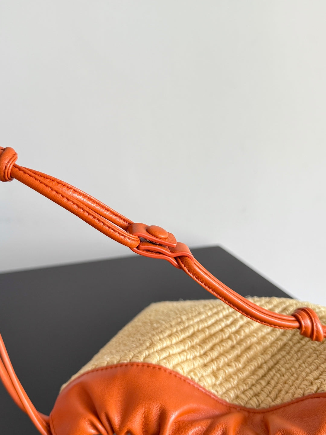 BOTTEGA VENETA 25S DUSTBAG 32 IN BURNT ORANGE RAFFIA AND CALFSKIN