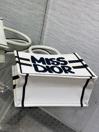 BOOK TOTE 26 IN WHITE MIX BLACK CANVAS 226503