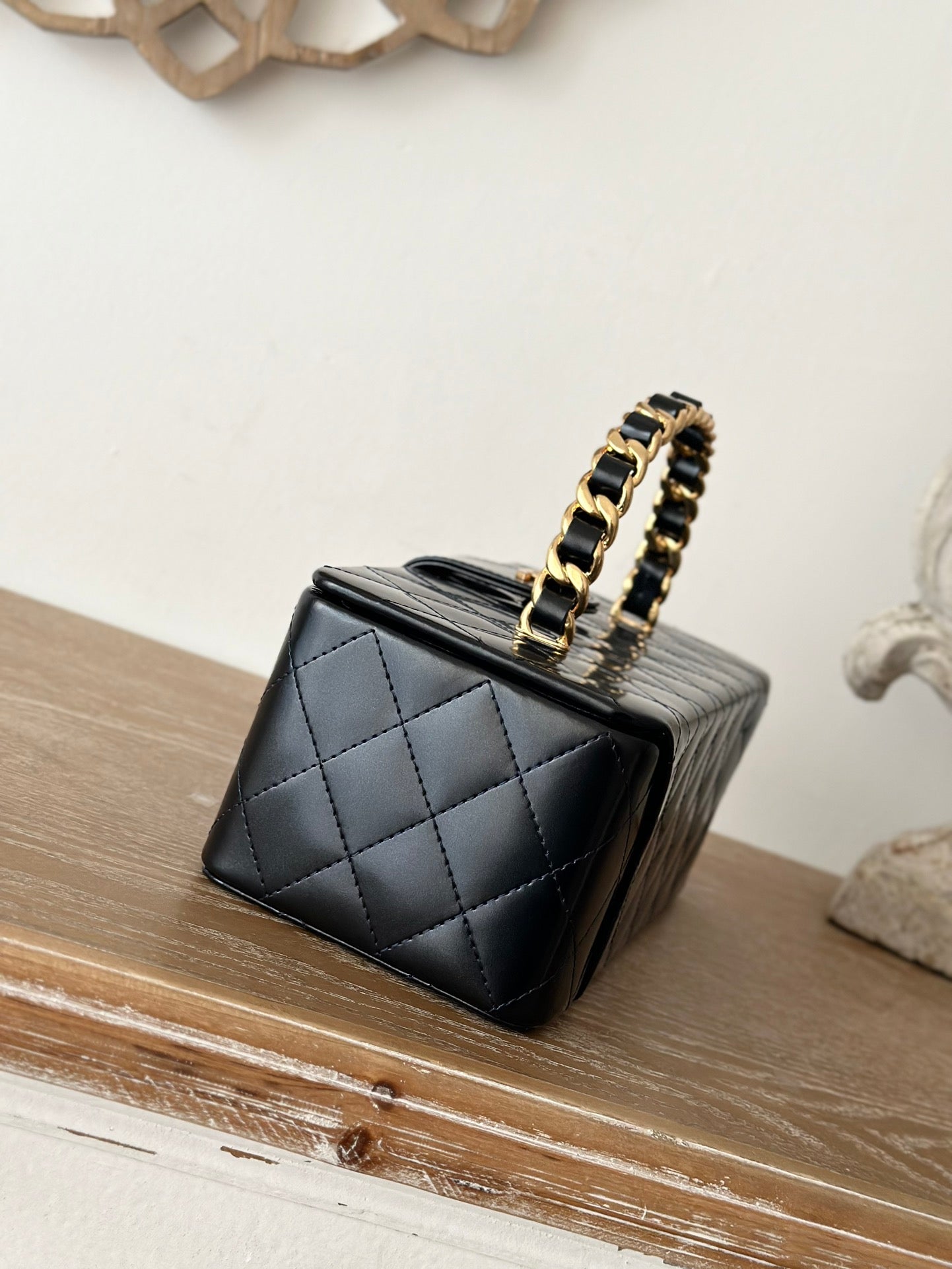 VINTAGE COSMETIC BAG 22 IN BLACK SHINY CALFSKIN GOLD HARDWARE