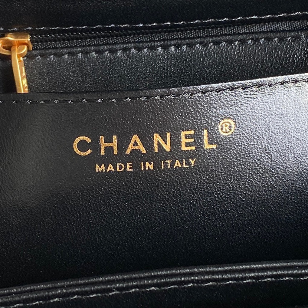 RETRO STYLE FLAP BAG 19 IN BLACK GRAINED CALFSKIN GOLD HARDWARE