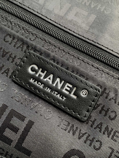 SHOULDER BAG 40 IN BLACK SOFT LAMBSKIN EMBOSSED LOGO SILVER HARDWARE